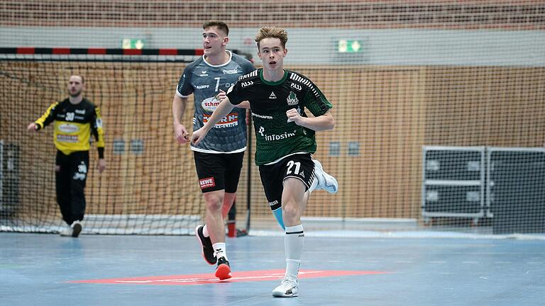 Der A-Jugendliche Milan Kütt (vorne) wäre für die Wölfe Würzburg fast zum Matchwinner im Handball-Drittliga-Spiel gegen den VfL Pfullingen geworden.