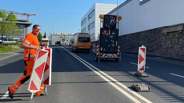 Kurz vor Sperrung der BayWa-Kreuzung: Mitarbeiter der Firma Ortner GmbH Verkehrs- und Werbetechnik stellen Schilder auf.&nbsp;