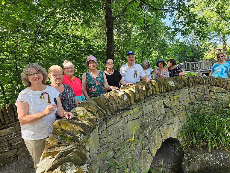 Im schottischen Garten im Landesgartenschau-Gelände 1990: Schotten und Würzburger erinnern gemeinsam an Bruce Kelly, der über 30 Jahre Brücken zwischen Dundee und Würzburg geschlagen hat: George Laidlaw (6. von links) mit Elke Wagner von der DBG (5.v.l.), sowie Loretta Tietze (UBB) und Erna Schmidt (Freundeskreis Würzburg-Dundee), beide ganz links.