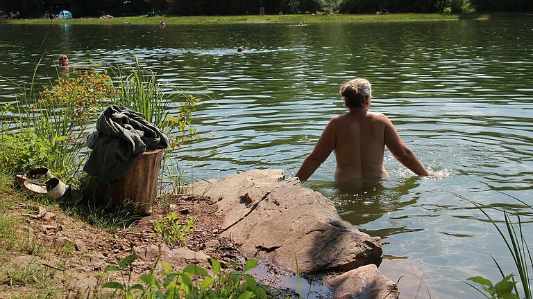 Am Klostersee in Triefenstein ist Nacktbaden üblich. Die FKK-Badegäste halten sich meist auf der anderen Seite des ausgewiesenen Badebereichs auf.