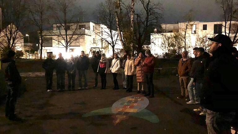 Schülergruppe vor der Sternwarte.