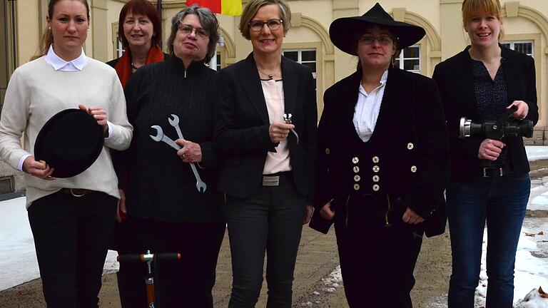 AWF rückt Frauen im Handwerk in den Vordergrund       -  Lieben ihre Berufe in einer Männerdomäne (von links): Kaminkehrerin Katharina Scheffauer, Keramikerin Sieglinde Bösl, Fahrradspezialistin Jutta Körner, Augenoptikerin Liselotte Jeske, Zimmerin Linda Burkholz und Feuerwehrfrau Ann-Kathrin Wolf.