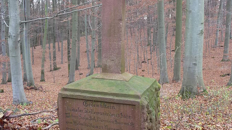 Gedenkkreuz für Dominik Baunach zwischen Helmstadt und Uettingen. Gedenkkreuz für Dominik Baunach zwischen Helmstadt und Uettingen.
