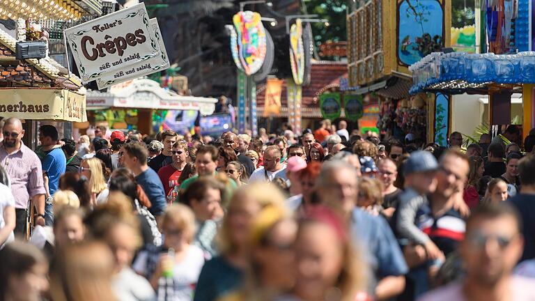 In diesem Jahr auch ohne konkrete Corona-Obergrenze als Groß-Ereignis undenkbar: Das Kiliani-Volksfest in Würzburg (Archivbild von 2019) mit rund 800 000 Besuchern.