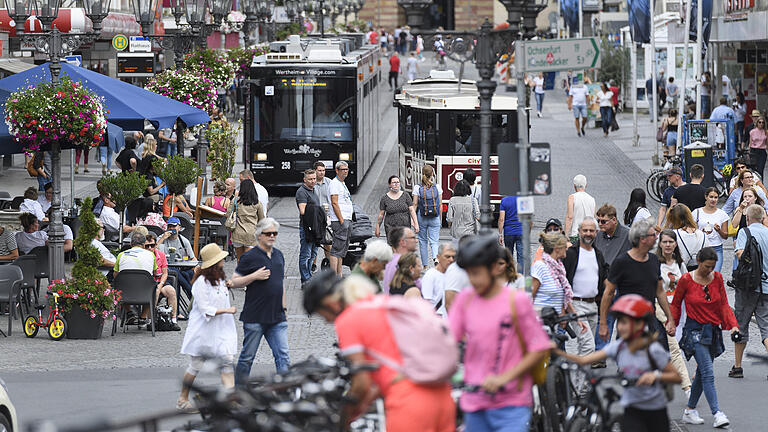 Schon der Einkaufsbummel in einer Stadt, deren Inzidenz aktuell über 50 liegt, kann beim Weiterreisen Probleme bereiten. Hier ein Bild aus Würzburg, das nach über einer Woche wieder unter die 50er Marke gerutscht ist.&nbsp;