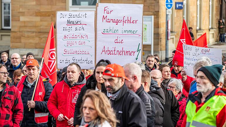 Zu einer weiteren Protestkundgebung hatten IG Metall und Betriebsrat die Beschäftigten von Valeo Bad Neustadt am Donnerstagnachmittag aufgerufen. Rund 300 Personen brachten mit Plakaten und Trillerpfeifen ihren Unmut zum Ausdruck.