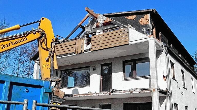 Die Pension Haus Eisen in Bad Neuhaus fiel dem Abrissbagger schon zum Opfer. Vier weitere Gebäude werden folgen und damit das Gesicht des früheren Kurviertels verändern.