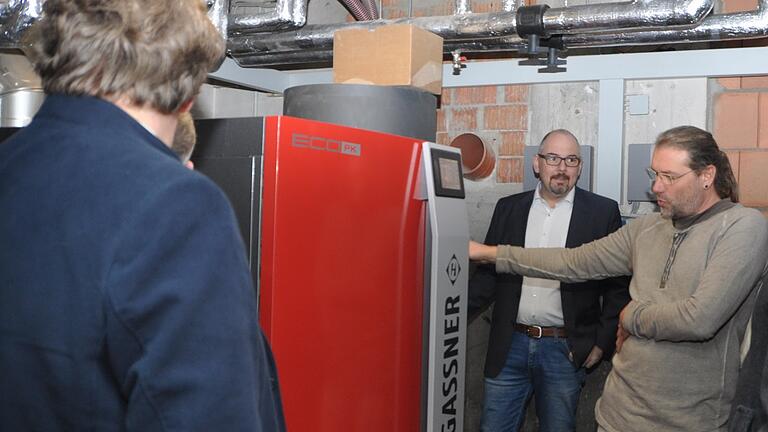 Martin Weber erklärte die neue Heizungsanlage in der Mehrzweckhalle Uengershausen.