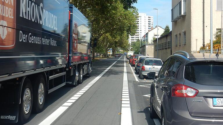 Der Radfahrstreifen in der Stresemanstraße ist mit einer durchgezogenen Linie abgegrenzt.