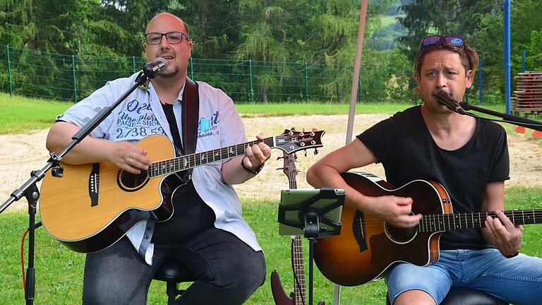 Jörg Thamm und Thomas Väth ließen auf der Liegewiese vor dem Beachvolleyballfeld die Gitarren erklingen.