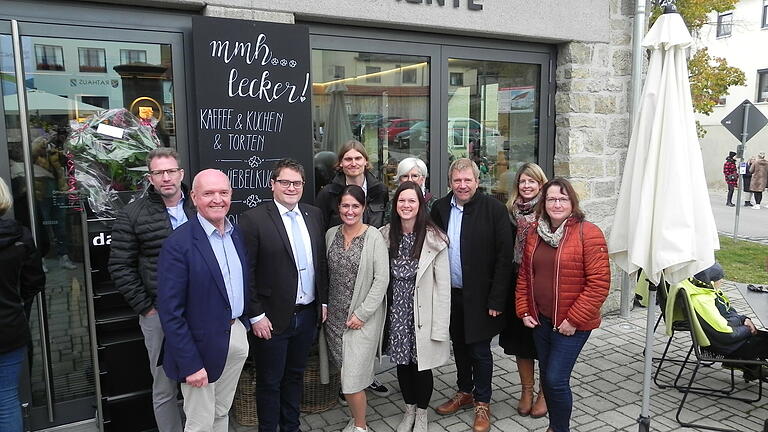 Glücksmomente in Strahlungen und alle feierten mit (von links): Bäcker Peter Schmitt, Landrat Thomas Habermann, Bürgermeister Johannes Hümpfner, hinten Architekt Florian Hein, frühere Bürgermeisterin Karola Back, vorne die Betreiberinnen Jenny Back und Nadine Wehner-Hach, ALE-Abteilungsleiter Jürgen Eisentraut, VG-Architektin Juliane Eisenschmidt, VG-Leiterin Heike Kaiser. Glücksmomente in Strahlungen und alle feierten mit (von links): Bäcker Peter Schmitt, Landrat Thomas Habermann, Bürgermeister Johannes Hümpfner, hinten Architekt Florian Hein, frühere Bürgermeisterin Karola Back, vorne die Betreiberinnen Jenny Back und Nadine Wehner-Hach, ALE-Abteilungsleiter Jürgen Eisentraut, VG-Architektin Juliane Eisenschmidt, VG-Leiterin Heike Kaiser.