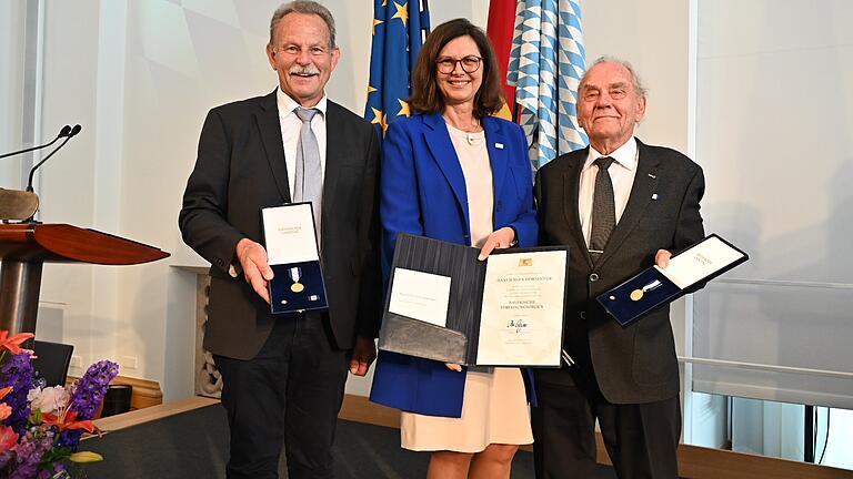 Ein Orden für Verdienste um die Werte der Bayerischen Verfassung (von links): Der Grünen-MdL Paul Knoblach, Landtagspräsidentin Ilse Aigner (CSU) und der Schweinfurter Hans Jürgen Dörnhöfer.