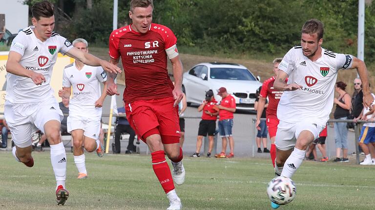 Szene aus dem Erstrunden-Spiel im BFV-Pokal in Raichmannsdorf: Der Schweinfurter Jannis Rabold (rechts) klärt vor Stanislaw Nikiforow, sein Teamkollege Nicolas Pfarr (links) assistiert.