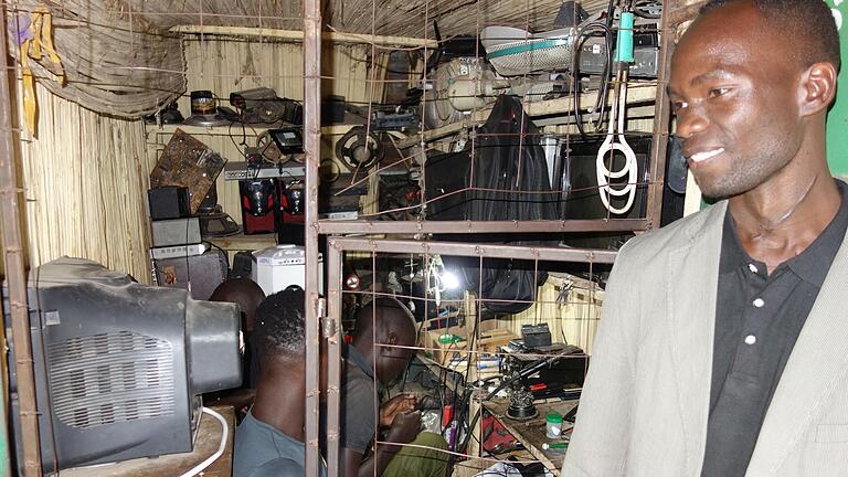 Edwin Otieno hat in einem ausgedienten Container ein Elektrogeschäft gegründet und beschäftigt dort zwei Mitarbeiter. Edwin Otieno hat in einem ausgedienten Container ein Elektrogeschäft gegründet und beschäftigt dort zwei Mitarbeiter.
