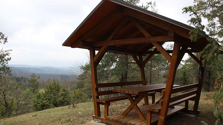 Gefördert mit ILE-Mitteln wurden drei Picknickhütten von der Gemeinde Neubrunn unrechtmäßig im Naturschutzgebiet errichtet.