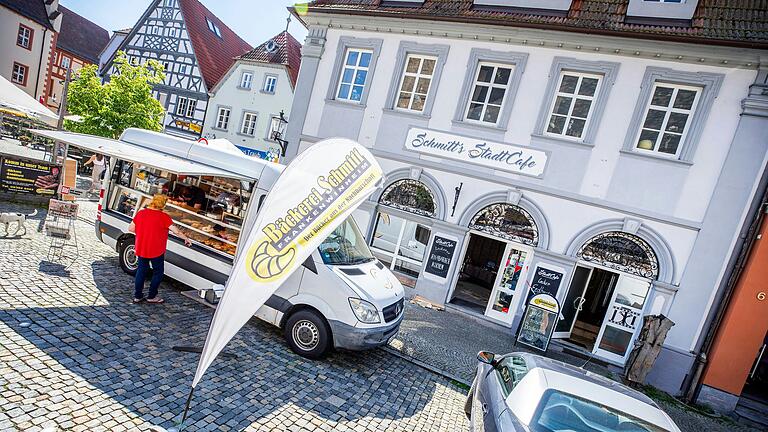 Um eine Woche verlängert sich der im April begonnene Umbau des Stadtcafés der Bäckerei Schmitt am Marktplatz. Bis dahin gibt es weiterhin einen provisorischen Verkauf vor dem Laden aus dem Fahrzeug. Um eine Woche verlängert sich der im April begonnene Umbau des Stadtcafés der Bäckerei Schmitt am Marktplatz. Bis dahin gibt es weiterhin einen provisorischen Verkauf vor dem Laden aus dem Fahrzeug.