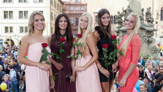 Stadtfest - Vorentscheid Main-Topmodel - Die Finalistinnen (von links nach rechts): Jessica Pryor, Tina Daosri, Sabine Fischer, Elisa Höck und Sina Bähr. Stadtfest - Vorentscheid Main-Topmodel - Die Finalistinnen (von links nach rechts): Jessica Pryor, Tina Daosri, Sabine Fischer, Elisa Höck und Sina Bähr.
