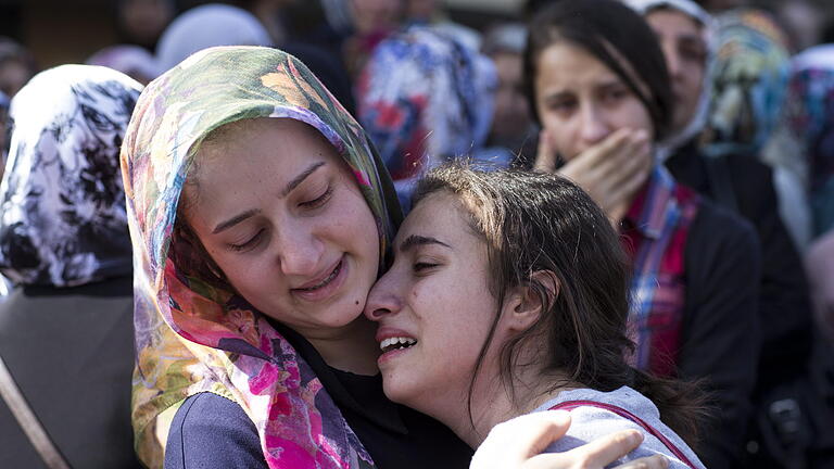 Funerals of the Ankara bombings in Istanbul       -  Trauer und Entsetzen empfinden viele Türken nach dem grausamen Anschlag von Ankara.