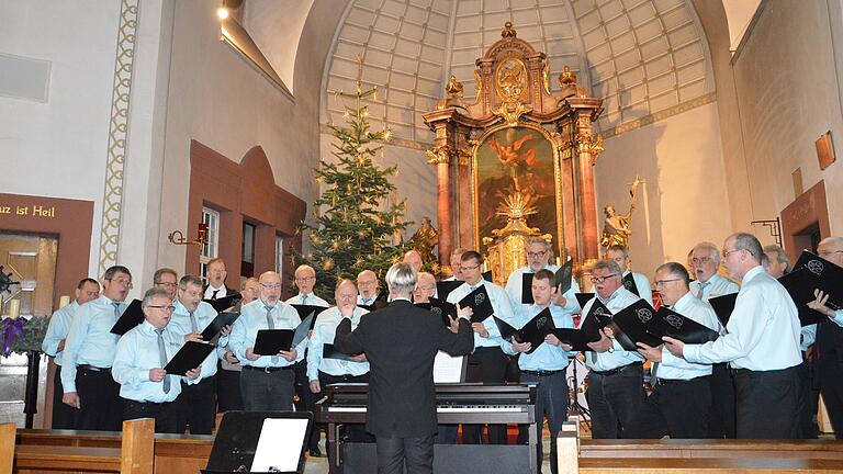 Der Männergesangverein Liederkranz beim Weihnachtskonzert in Burgsinn.