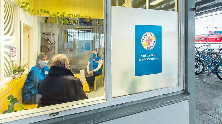 Deutlich mehr psychisch angeschlagene Menschen suchen in Zeiten von Corona Hilfe bei der Bahnhofsmission in Schweinfurt. Die beiden Leiterinnen Susanne Brand (links) und Ingeborg Götz (rechts) kümmern sich um die elementaren Bedürfnisse dieser Menschen, die in unserer Gesellschaft oft kaum Beachtung finden. Deutlich mehr psychisch angeschlagene Menschen suchen in Zeiten von Corona Hilfe bei der Bahnhofsmission in Schweinfurt. Die beiden Leiterinnen Susanne Brand (links) und Ingeborg Götz (rechts) kümmern sich um die elementaren Bedürfnisse dieser Menschen, die in unserer Gesellschaft oft kaum Beachtung finden.