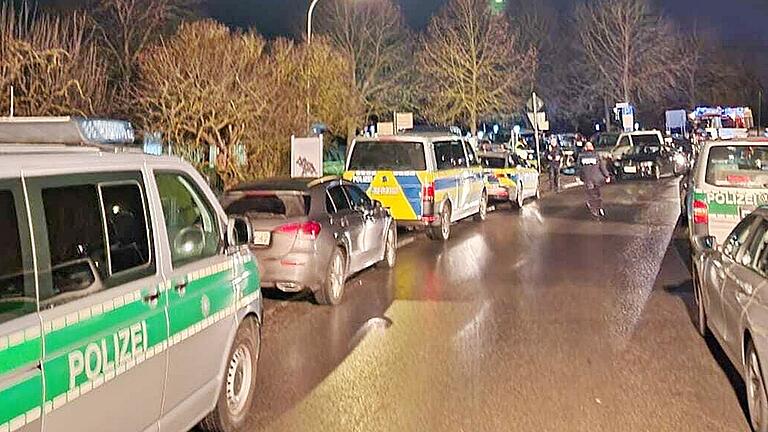 Der Einsatzort am Samstagmorgen: Polizeifahrzeuge beherrschten das Bild in der Marktstraße.