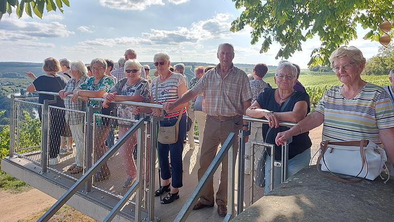 Die Seniorinnen und Senioren besichtigen die Mainschleife bei Volkach im Rahmen der spätsommerlichen Busreise der Gemeinde Wülfershausen a. d. Saale.