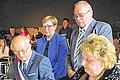 Die Bürgermeister Frédéric Loinard und Eva Linsenbreder unterzeichneten erneut die Partnerschaftsurkunden. Dabei beobachtet von den beiden Komiteevorsitzenden Odile Hardy und Hans Krebs.