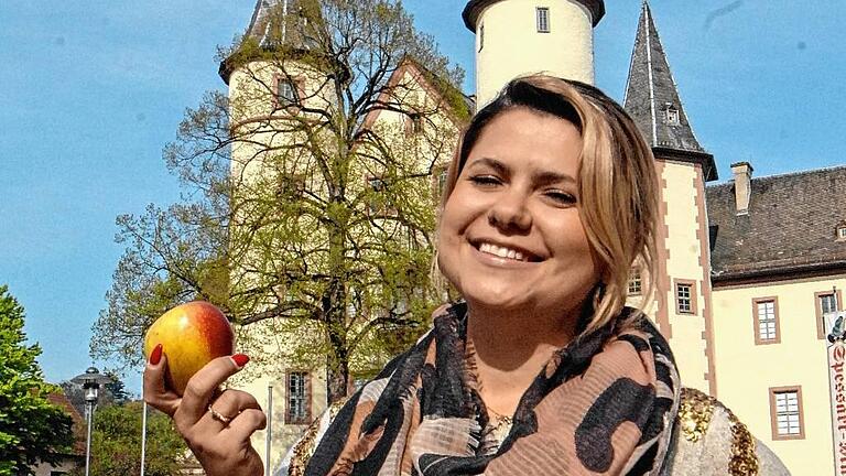 Den Apfel hat sie selbst mitgebracht: Marcelle Erthal aus Brasilien vor dem Lohrer Schloss, dem Amtssitz von Philipp Christoph von Erthal.