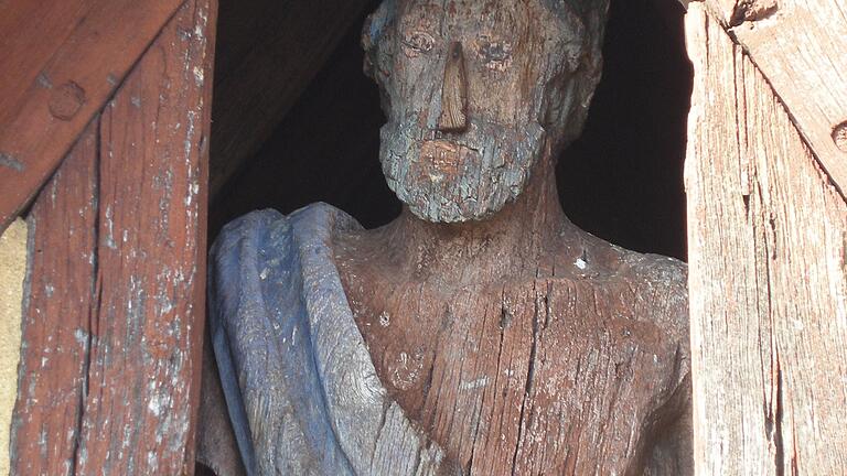 Als würde er alles beobachten, was im Schlosshof vor sich geht: Die Holzfigur 'Barthel' wacht über Schloss Eyrichshof.