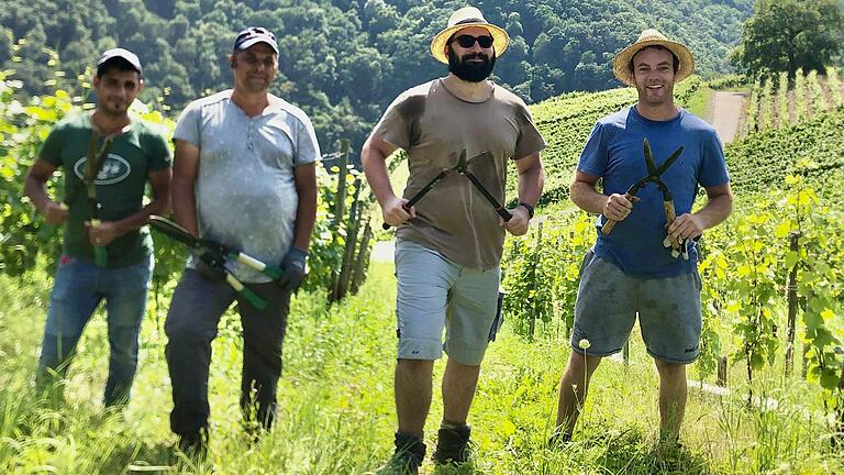 Spontaner Hilfseinsatz an der Ahr: Winzer Thomas Schenk (rechts) aus Randersacker und seine Helfer.