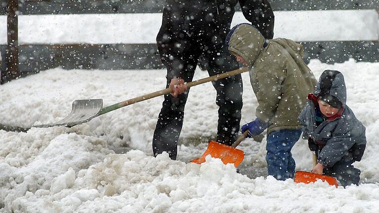 Schnee schaufeln kann Spaß machen - wie diesen Buben auf dem Archivbild. Ist aber auch Anwohnerpflicht&nbsp; - und bleibt es, erklärt die Stadt Haßfurt, auch bei 'selbstständigen Gehwegen'.