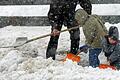 Schnee schaufeln kann Spaß machen - wie diesen Buben auf dem Archivbild. Ist aber auch Anwohnerpflicht&nbsp; - und bleibt es, erklärt die Stadt Haßfurt, auch bei 'selbstständigen Gehwegen'.