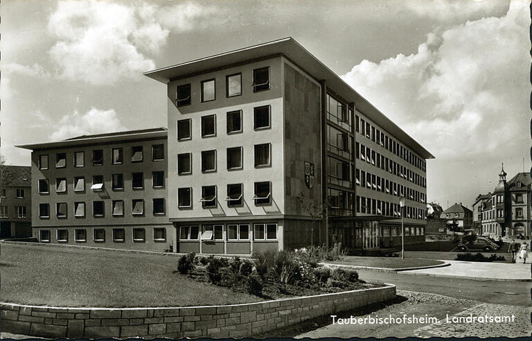 Das 1959 erbaute Verwaltungsgebäude ist seit dem 1. Januar 1973 Sitz der Kreisverwaltung des Main-Tauber-Kreises. Das 1959 erbaute Verwaltungsgebäude ist seit dem 1. Januar 1973 Sitz der Kreisverwaltung des Main-Tauber-Kreises.
