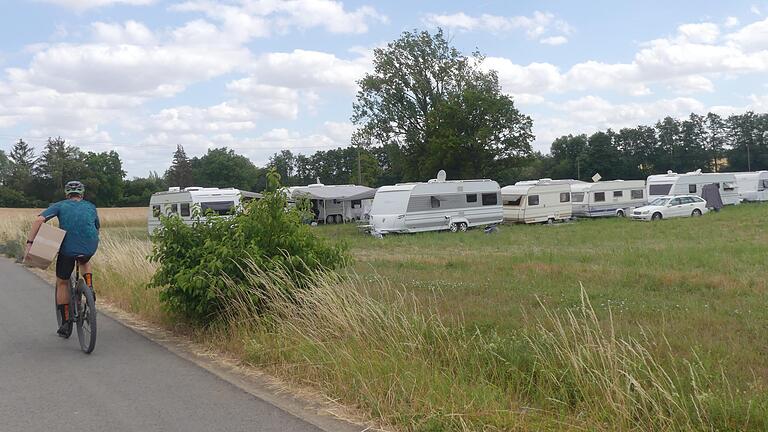 'Gorganstraße' auf der Wernwiese: Zwischen Nieder- und Oberwerrn hat sich Ende Juni ein Familienverband französischer Roma niedergelassen.