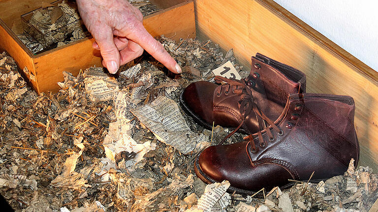 Reste aus der Genisa mit Pergament-Schnipseln und ein Paar Schuhe. - Reste aus der Genisa mit Pergament-Schnipseln und ein Paar Schuhe. Reste aus der Genisa mit Pergament-Schnipseln und ein Paar Schuhe. - Reste aus der Genisa mit Pergament-Schnipseln und ein Paar Schuhe.