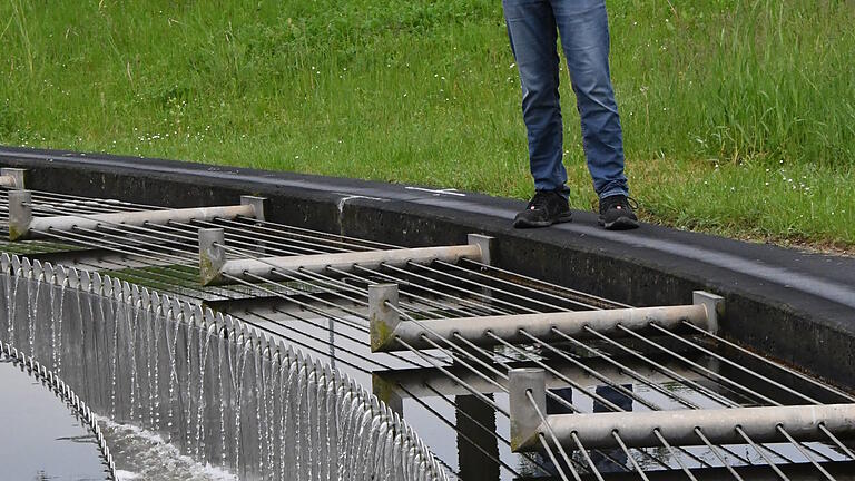 In den Nachklärbecken wird das gereinigte Wasser vom Klärschlamm abgeschieden, der anschließend in die Faultürme wandert.