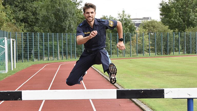 Der Ochsenfurter Leichtathlet Patrick Karl überspringt den 91 Zentimeter hohen Hindernisbalken, den er in einem 3000-Meter-Hindernisrennen 35 Mal überqueren muss.&nbsp;