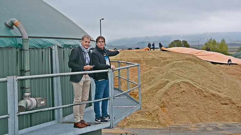 An der Biogasanlage in Bad Königshofen informierten Michael Gottwald, Geschäftsführer der Rhön-Grabfeld-Wärme GmbH, und Matthias Klöffel von der Bioenergie Bad Königshofen zur Versorgung mit erneuerbaren Energien.