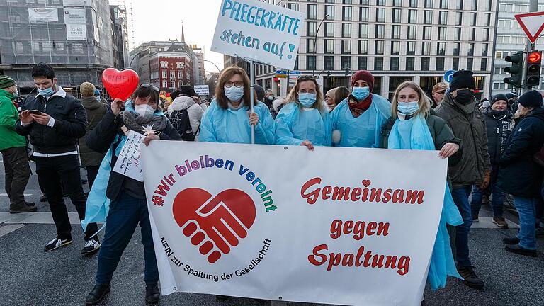Pflegekräfte auf einer Demonstration gegen die Anti-Corona-Maßnahmen im Dezember in Hamburg.