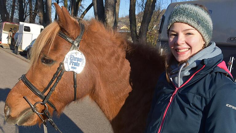 Durften mit einem Ehrenpreis die Rückreise nach Weikersheim antreten: Luisa Rollmann und ihr zwanzigjähriger Pony-Mix-Wallach.