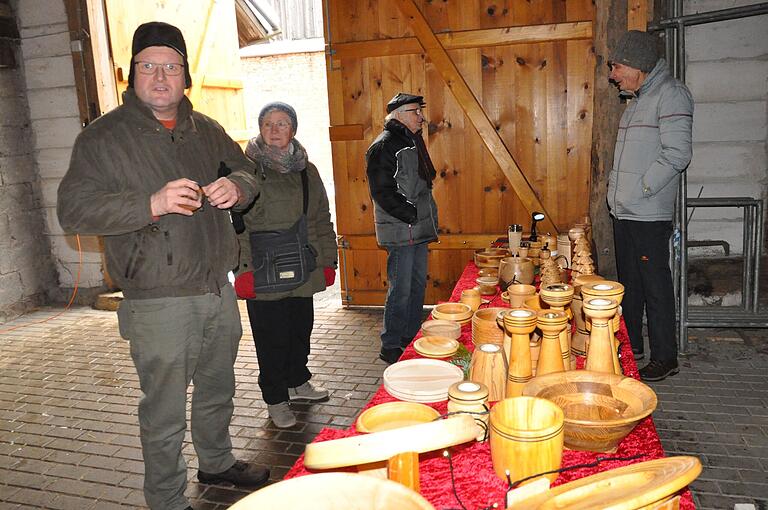 Erich Schmitt (rechts) zeigte Produkte seiner Kunst des Drechselns. Erich Schmitt (rechts) zeigte Produkte seiner Kunst des Drechselns.