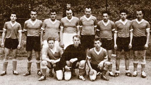 Männer der ersten Stunde: Die Fußballmannschaft des Sportvereins DJK Wombach im Gründungsjahr 1962 mit (stehend von links) Hans Hübner, Hermann Roth, Franz Roth, Berthold Roth, Georg Gansmeier, Roland Hübner, Dieter Hübner, (kniend von links) Hubertus Ullrich, Hermann Nätscher und Lothar Gehrling.