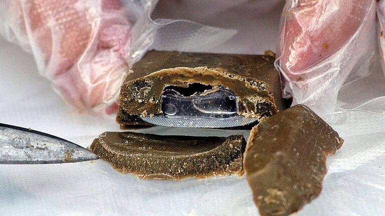 KINA - Ein Bonbon gegen Tollwut - Tollwut-Impfköder mit einer Kapsel aus Lebend-Impfstoff. Diese wurden seit 1987 vom Flugzeug aus über der Landschaft abgeworfen. KINA - Ein Bonbon gegen Tollwut - Tollwut-Impfköder mit einer Kapsel aus Lebend-Impfstoff. Diese wurden seit 1987 vom Flugzeug aus über der Landschaft abgeworfen.