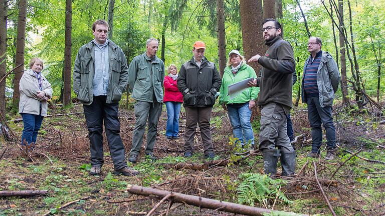 Auch die Stadt Rieneck versucht schon seit längerem ihre Bestände auf den Klimawandel vorzubereiten. Beim Waldbegang im Jahr 2017 (Archivfoto) erläuterte Revierleiter Matthias Schleich den Räten den Aufbau eines weniger sturm- und käfergefährdeten Laub- und Nadelholzmischbestand durch zusätzliches Einpflanzen von Buchenwildlingen. Auch die Stadt Rieneck versucht schon seit längerem ihre Bestände auf den Klimawandel vorzubereiten. Beim Waldbegang im Jahr 2017 (Archivfoto) erläuterte Revierleiter Matthias Schleich den Räten den Aufbau eines weniger sturm- und käfergefährdeten Laub- und Nadelholzmischbestand durch zusätzliches Einpflanzen von Buchenwildlingen.