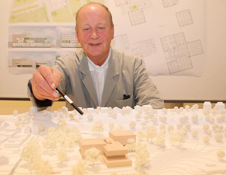 Den Entwurf für den Neubau des Staatsarchivs in Kitzingen stellte Architekt Dirk Heller, assoziierter Partner von GMP (Hamburg), am Modell vor. Den Entwurf für den Neubau des Staatsarchivs in Kitzingen stellte Architekt Dirk Heller, assoziierter Partner von GMP (Hamburg), am Modell vor.