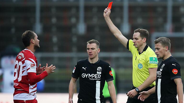 Glatt Rot: Verteidiger Ewerton (links) musste nach seinem Foul an Dennis Diekmeier im Spiel der Würzburger Kickers gegen den SV Sandhausen vorzeitig vom Feld. Glatt Rot: Verteidiger Ewerton (links) musste nach seinem Foul an Dennis Diekmeier im Spiel der Würzburger Kickers gegen den SV Sandhausen vorzeitig vom Feld.