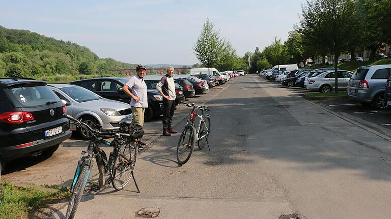 Der vielbefahrene Main-Radweg führt genau über den Parkplatz. Autofahrer achten hier also mehr auf frei werdende Parklücken, als auf durchfahrende Radler.&nbsp;