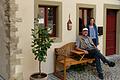 Die glücklichen Hausherren Mario und Ulrike Pierl vor ihrem Denkmal 'Haus der Quitte' in einer Seitengasse der Volkacher Altstadt.