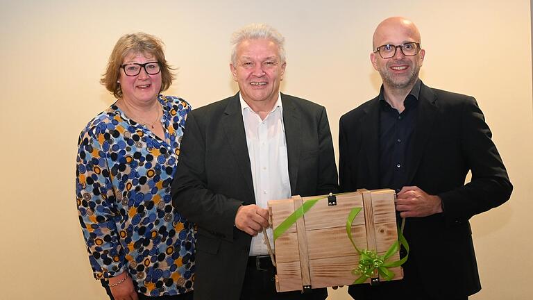 Von links: Personalratsvorsitzende Manuela Fretschner, Leo Weber und AOK-Direktor Alexander Pröbstle. Von links: Personalratsvorsitzende Manuela Fretschner, Leo Weber und AOK-Direktor Alexander Pröbstle.