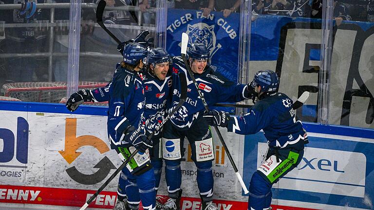 Straubing Tigers - Düsseldorfer EG       -  Die Straubing Tigers sind nach einem klaren Erfolg erster DEL-Tabellenführer.